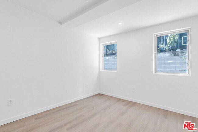 Building Photo - 1227 N Berendo St