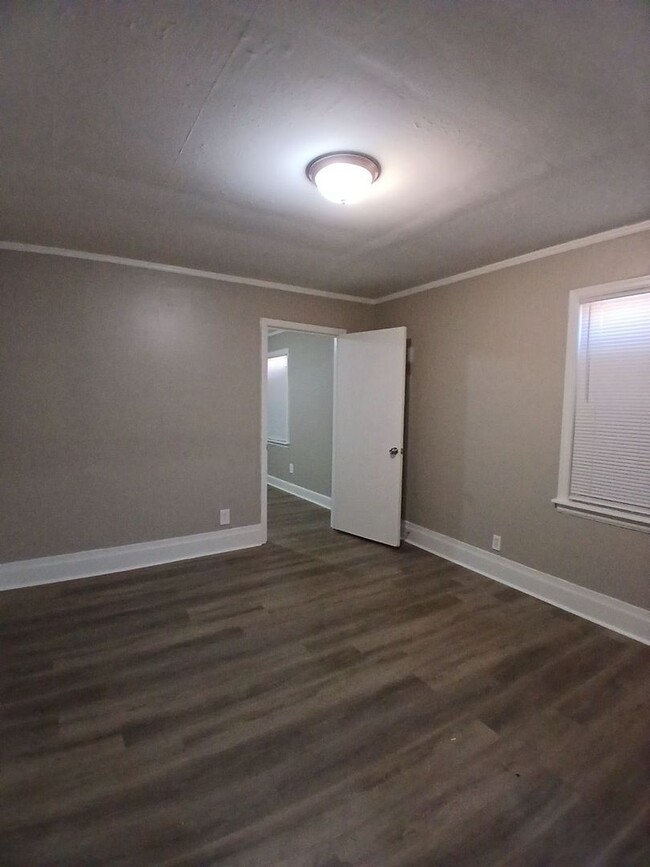 Building Photo - Updated 2 bedroom 1 bath duplex