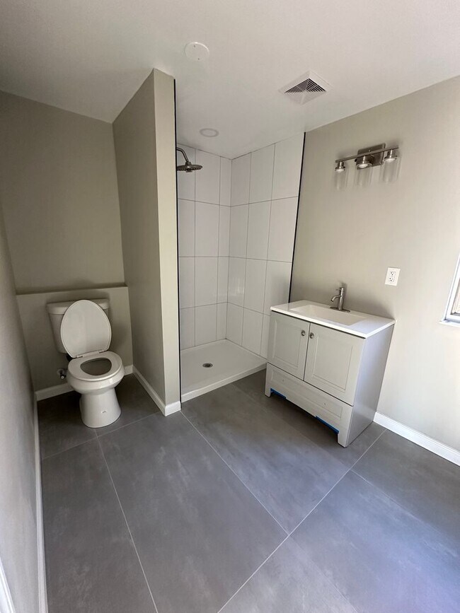 Building Photo - 4 bedroom 2.5 bath single family in Burlin...