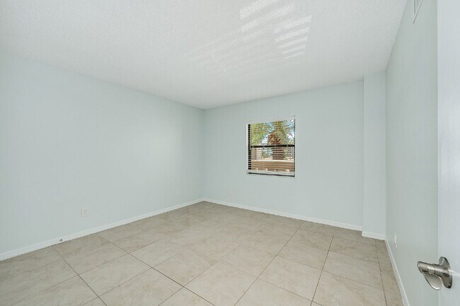 Building Photo - 1/1 Oceanfront condo with resort-like amenities!
