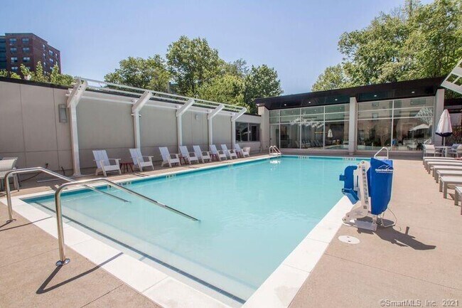 Building Photo - 1435 Bedford St