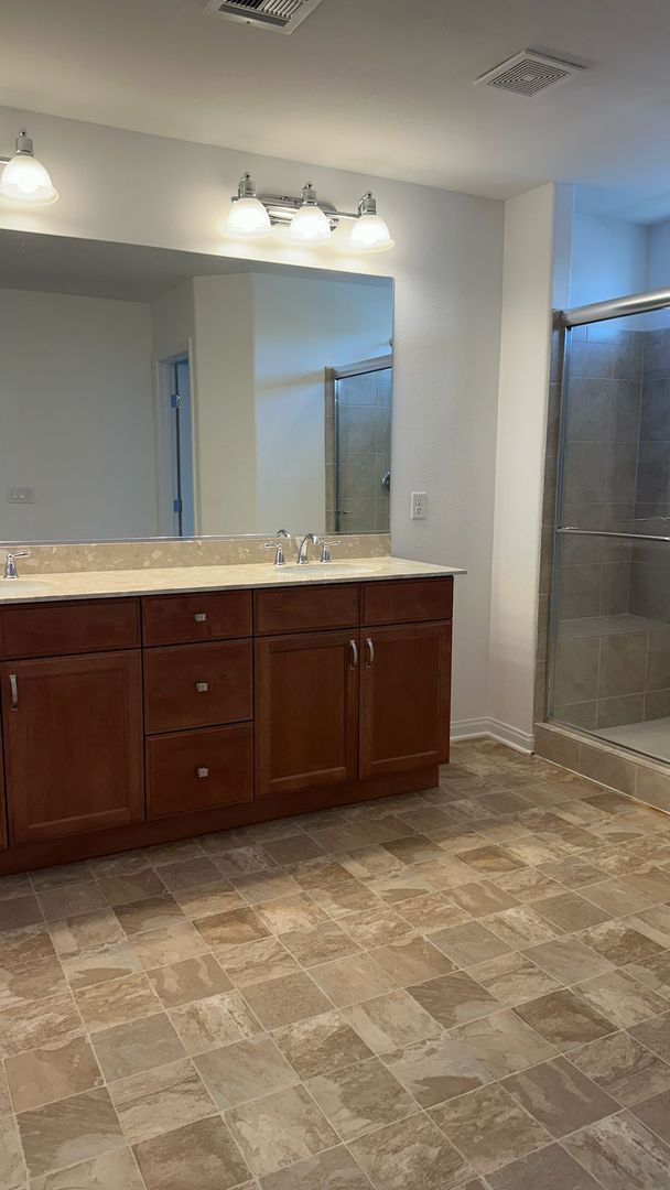 Building Photo - 5 Bedrooms Single Family Home with Granite...