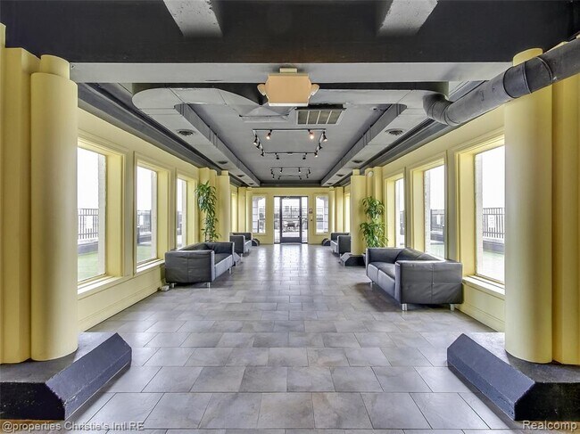 Building Photo - 15 E Kirby St
