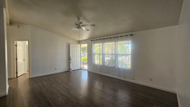 Building Photo - Gorgeous Single Story Home