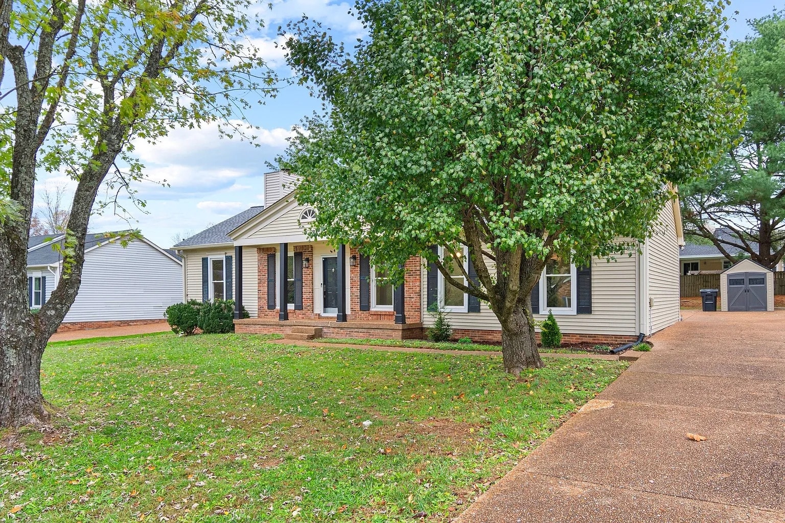 Building Photo - 723 Riverview Dr