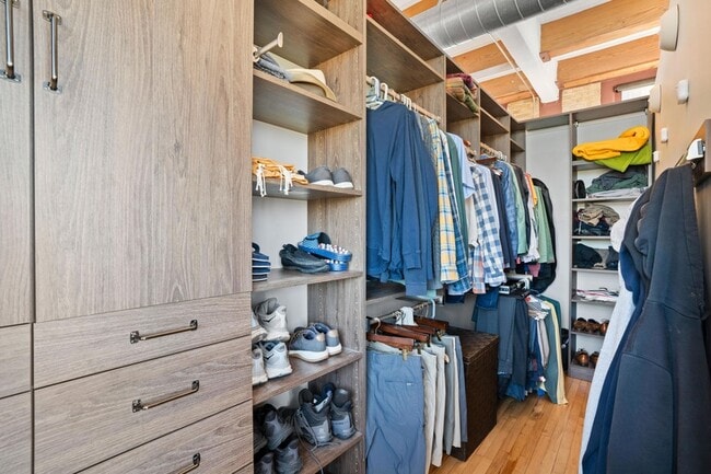 Building Photo - 215 W Maple St