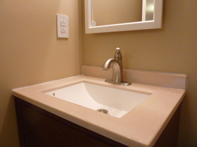 Building Photo - 1BR Condo | Walk to UTK