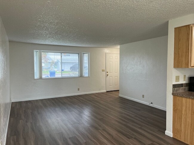 Building Photo - 2 bed 1 1/2 bath duplex in Springfield!