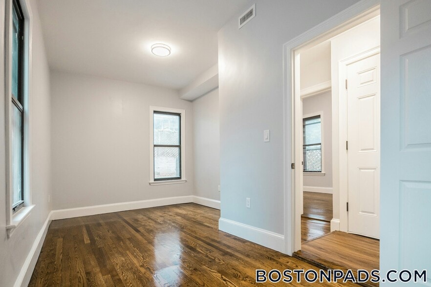 Building Photo - 344 Saratoga St