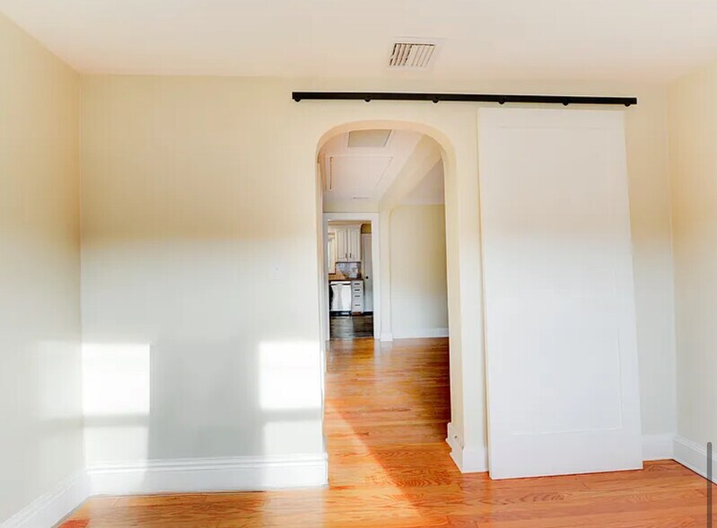 Building Photo - 213 4th Ave