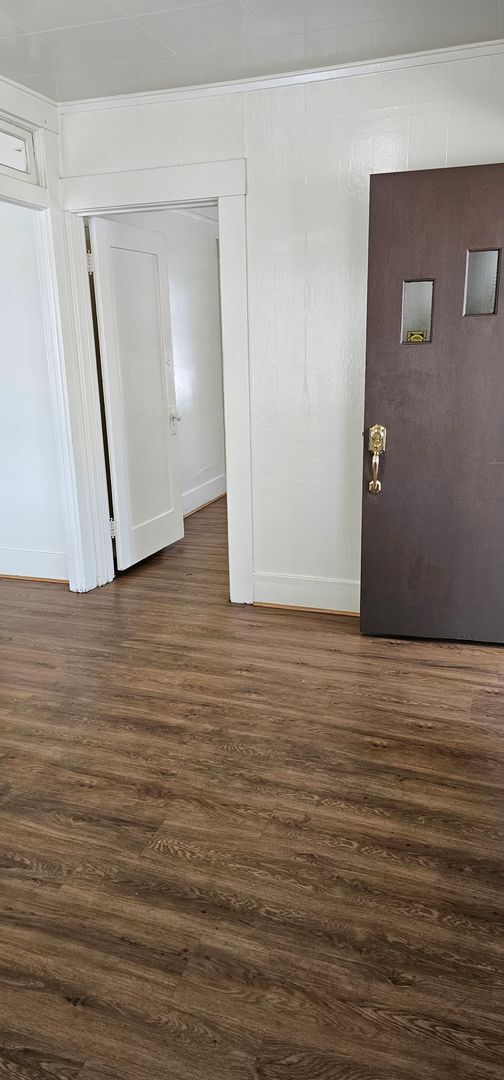 Building Photo - 2 bed 1 bath 1 car garage home cottage in ...