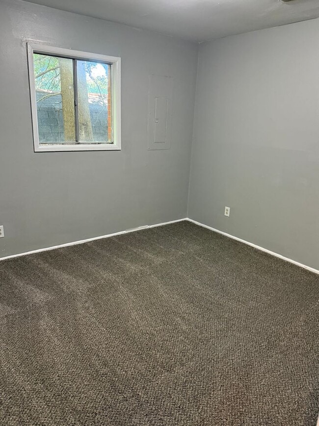 Building Photo - 1109 Birch Dr