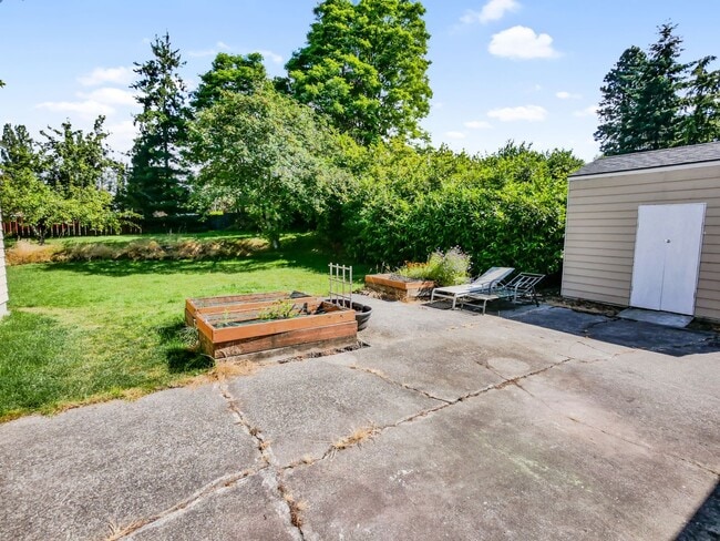 Building Photo - 2 Bed and 1 Bath Charming Single-Family Ho...