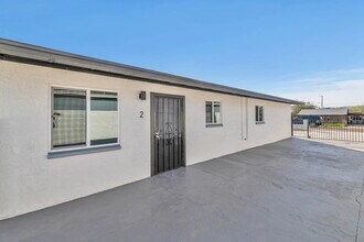 Building Photo - AFFORDABLE 2 BEDROOM HOME IN A CONVENIENT PHOENIX LOCATION
OFFERING $250 GIFT CARD MOVE IN INCENTIVE