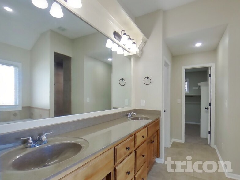 Building Photo - 16885 W 161st Terrace