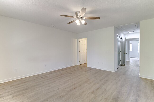 Building Photo - Lovely Town Home in Inland Greens