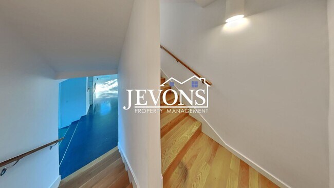 Building Photo - 5BR/4.5BA House in Seattle -- Available Now!