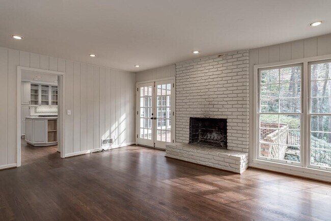 Building Photo - 4601 Club Cir NE