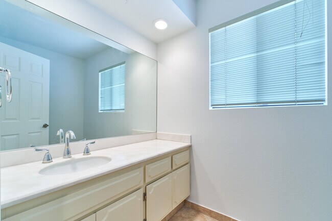 Building Photo - 616 Violeta Dr