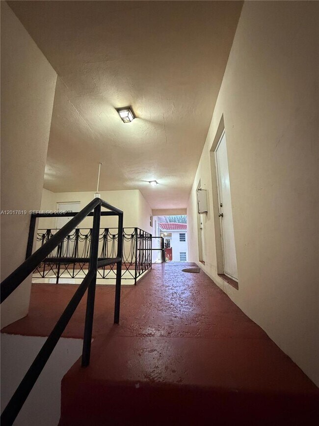 Building Photo - 2591 NE 55th Ct
