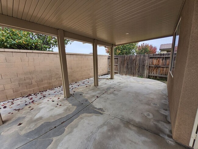 Building Photo - 5815 Pearl Ridge Dr