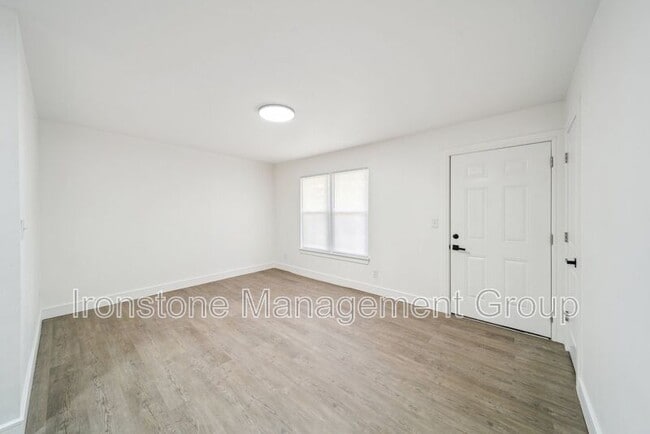 Building Photo - 3171 E 49th St