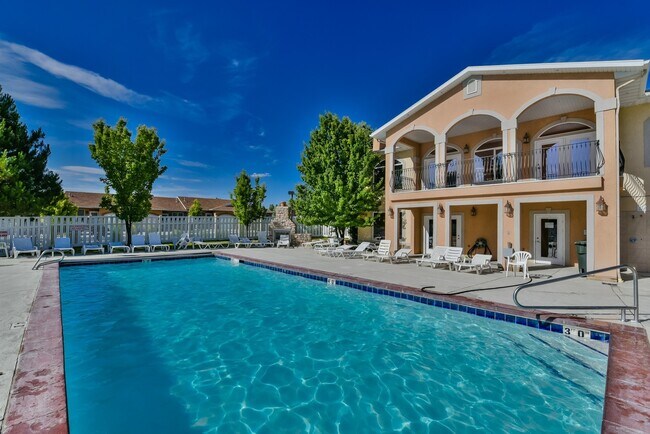 Building Photo - Beautiful Townhome in Great Location!