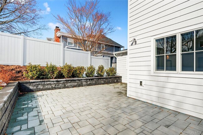 Building Photo - 306 Hunter St