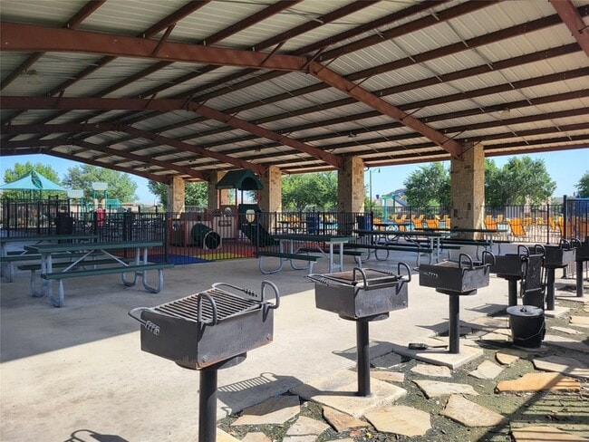 Building Photo - 1028 Utopia Ln