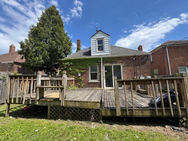 Building Photo - 9927 Beaconsfield St