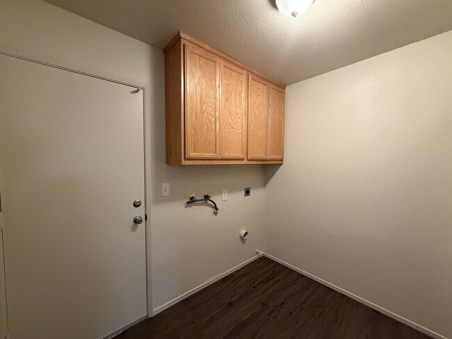 Building Photo - 1401 E Rumble Rd