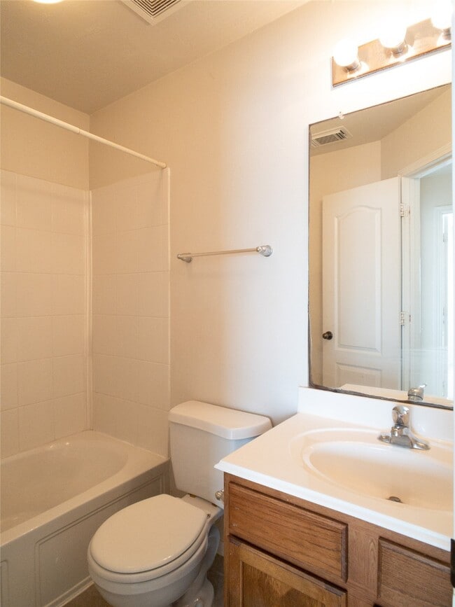 Building Photo - 5406 Timber Ct Hollow