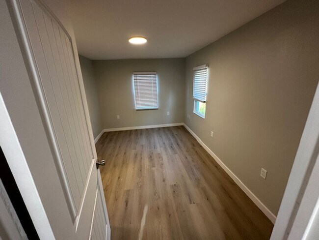Building Photo - Charming Two Bedroom Pet Friendly Home in ...