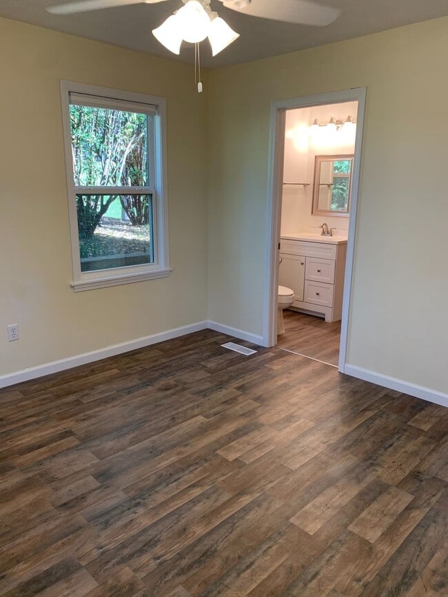 Building Photo - Bayless Street Downtown One Bedroom