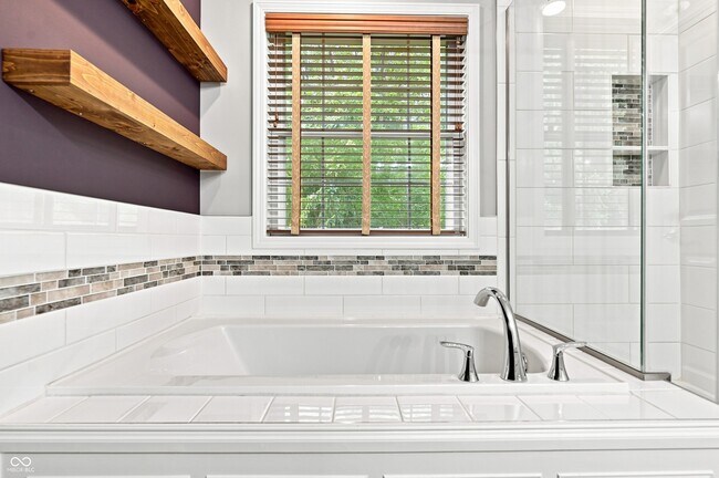 Building Photo - 353 Autumn Dr