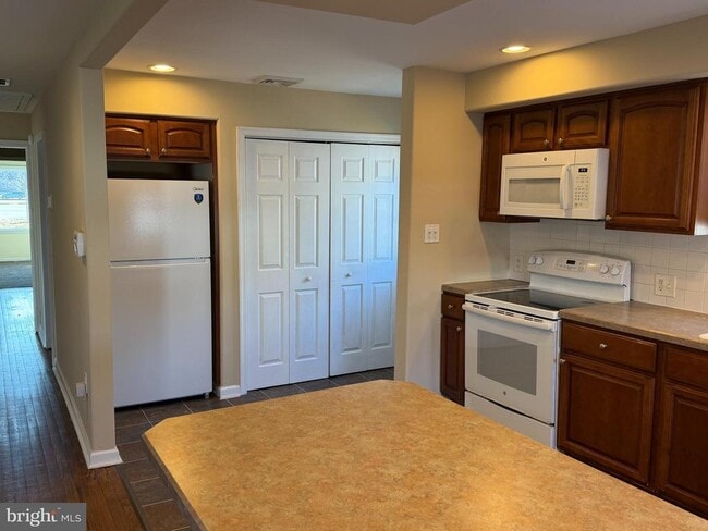 Building Photo - 15 W Floral Ave