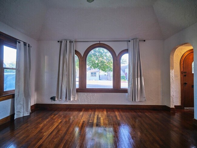 Building Photo - Charming 3 Bedroom in Historical Tower District