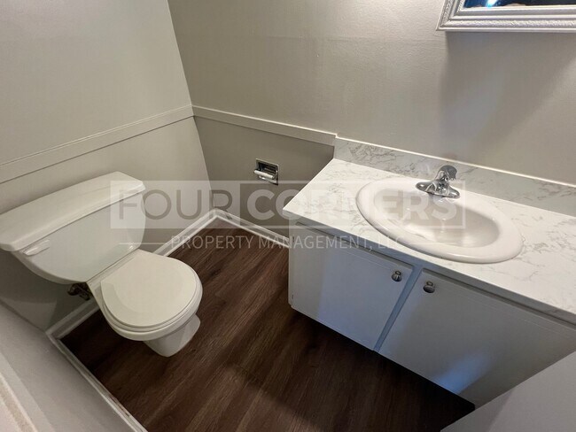 Building Photo - Lovely 2 Bedroom 1.5 Apartment