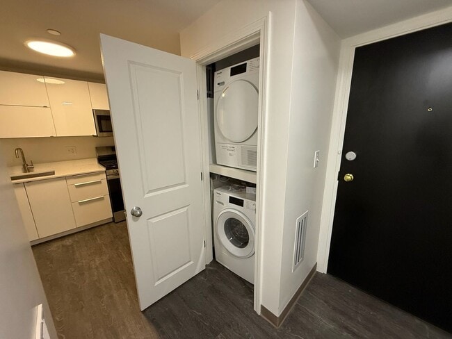 Building Photo - 9/1 Renovated 1BR with laundry in unit near Brigham Circle, Longwood!