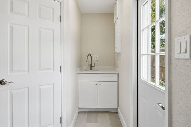 Building Photo - Renovated Home near downtown New Port Richey