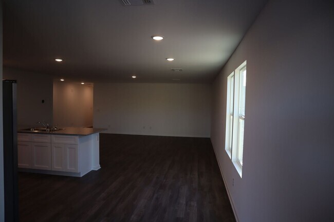 Building Photo - Great Home Great price!