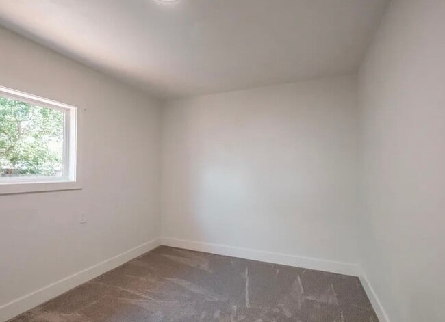 Building Photo - 3 Bedroom Home on Large Corner Lot!