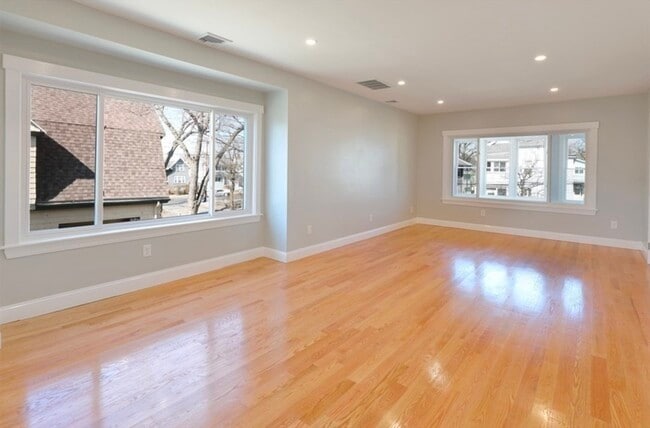 Building Photo - 28 2nd St