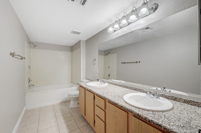 Building Photo - Charming 3 Bedroom Upstairs Condo in a Gat...