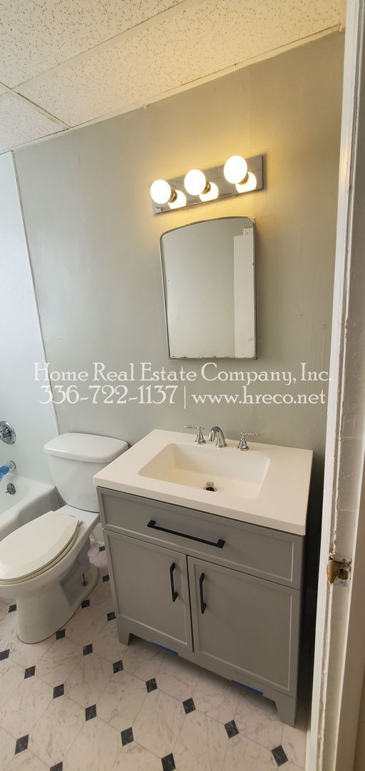 Building Photo - 832 Gray Ave NE