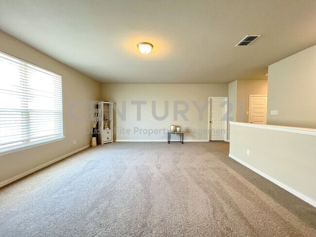 Building Photo - Immaculate 2-Story 5/3.5/2 in Desirable Ch...
