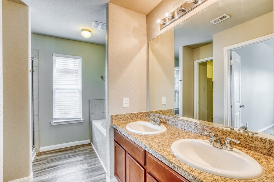 Building Photo - 18606 Cooper Ravine Way