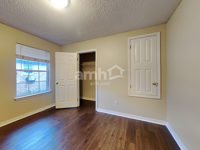 Building Photo - 6265 Ironside Dr N