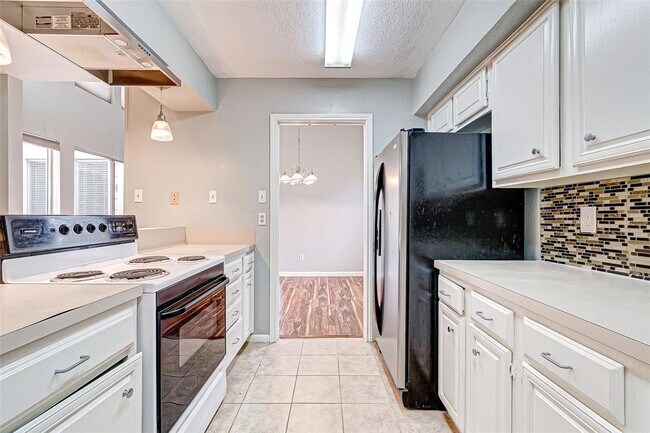 Building Photo - 7983 Kendalia Dr