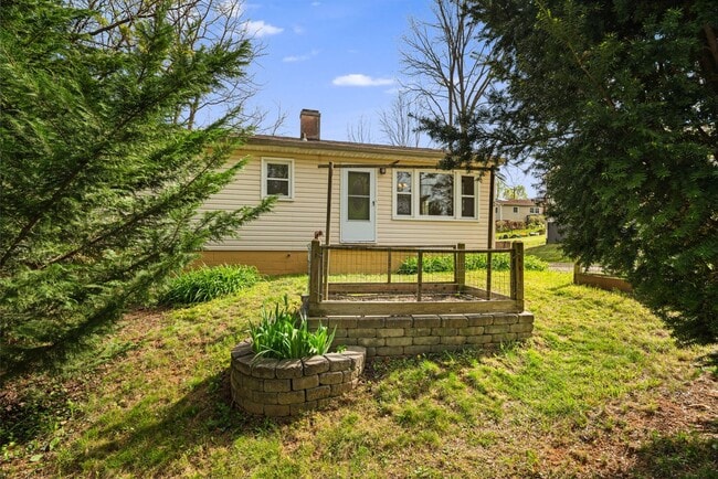 Building Photo - Sunny 2-Bedroom Home with Fenced-In Yard a...